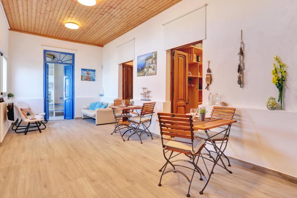 La Casa del Capitán - open-plan-living-dining-room